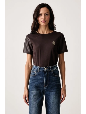 Женская футболка Armani Exchange коричневого цвета с вставками из эко кожи на рукавах