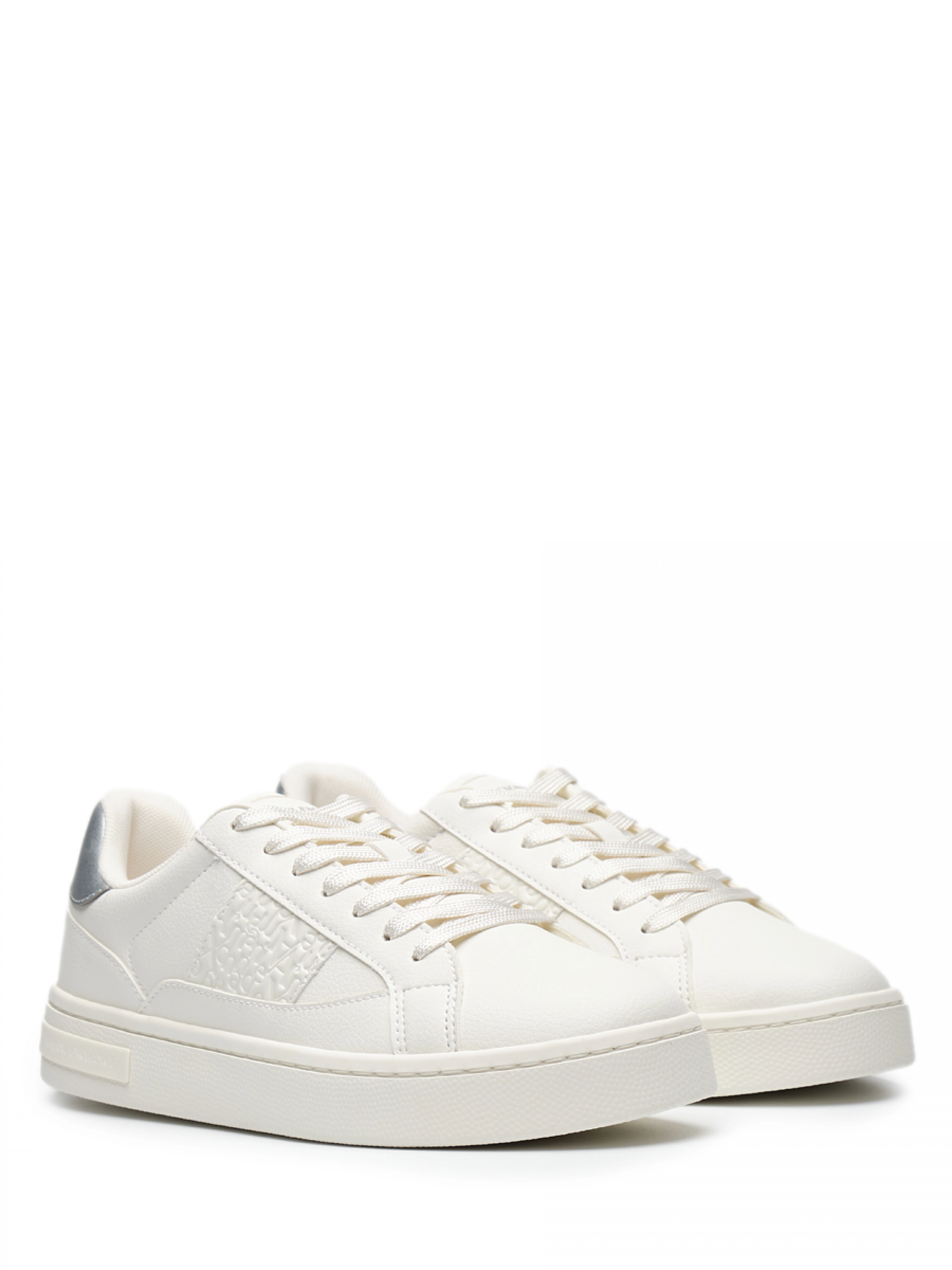 Кеды в белом цвете на плоской подошве с ярким задником Armani Exchange