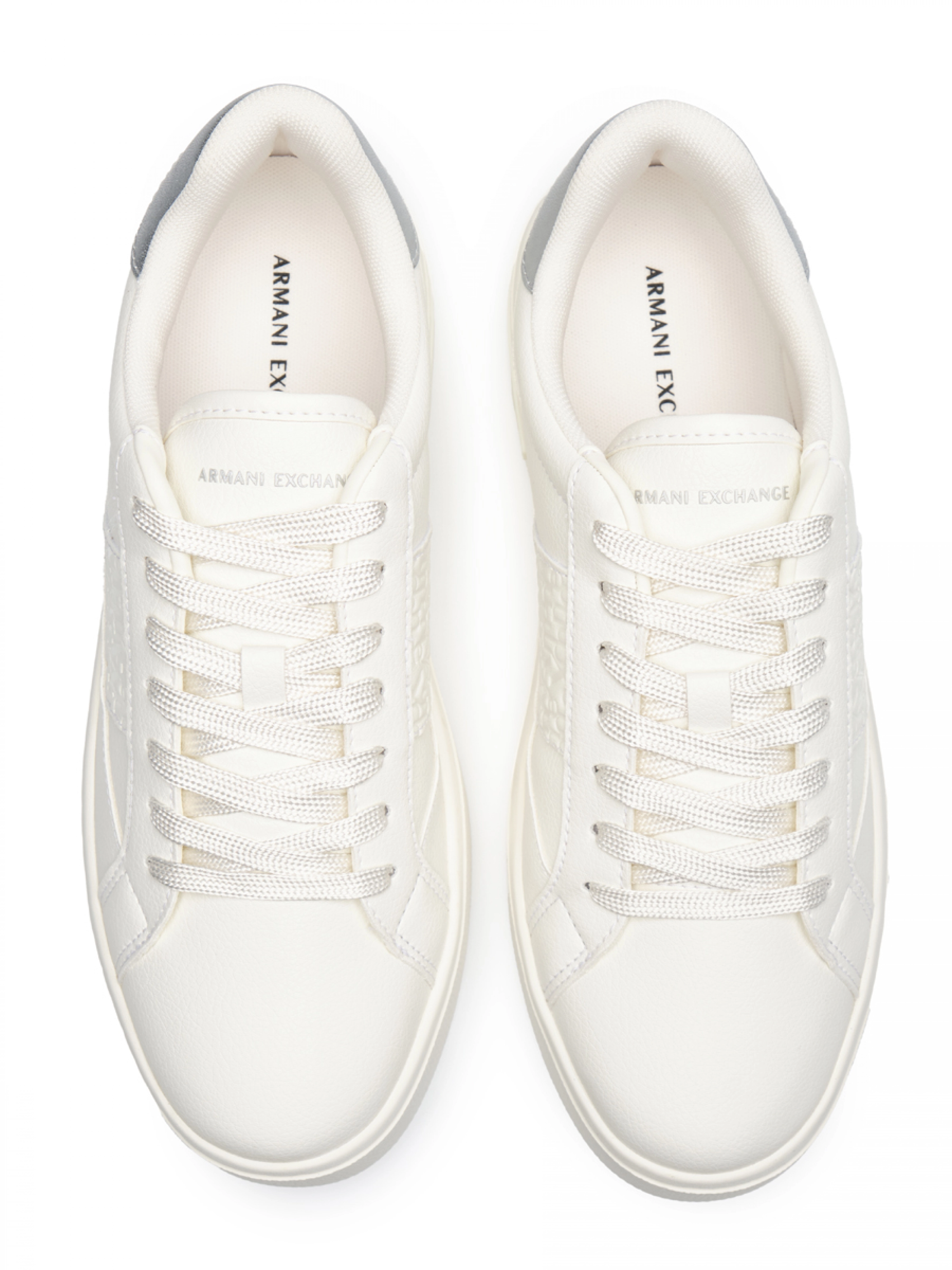 Кеды в белом цвете на плоской подошве с ярким задником Armani Exchange