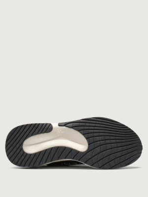 Кроссовки женские Premiata MOERUND7799, черного цвета с желтым логотипом