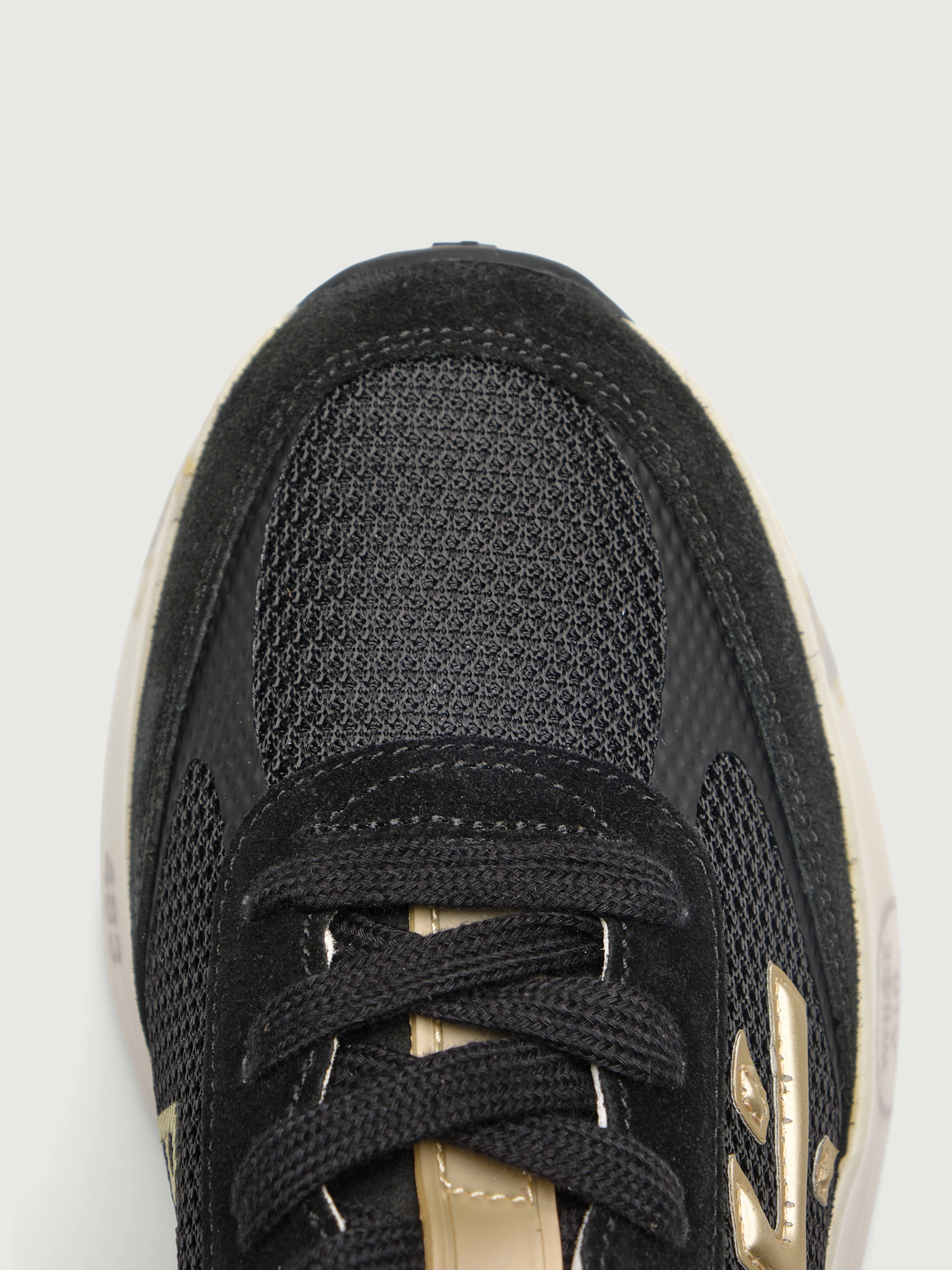 Кроссовки женские Premiata MOERUND7799, черного цвета с желтым логотипом