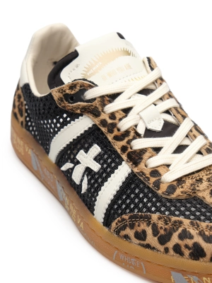 Перфорированные кеды в черном цвете с анималистичным принтом Premiata BONNIED8200 на коричневой подошве