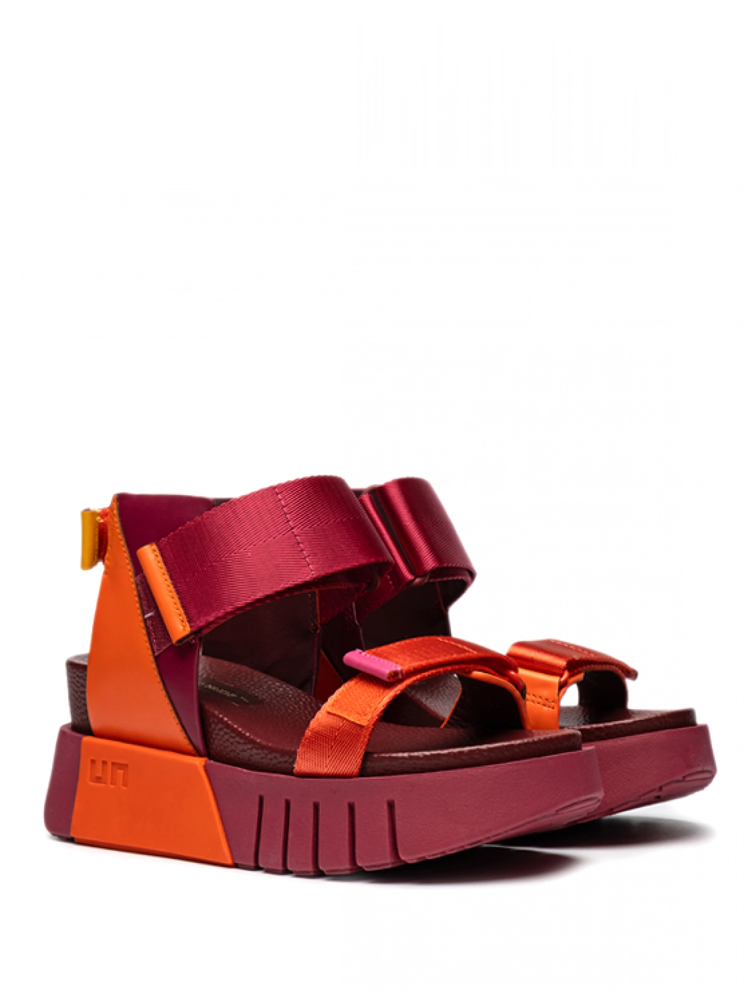 Сандалии в бордовом цвете на массивной подошве United Nude