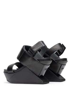 Босоножки в черном цвете на танкетке United Nude