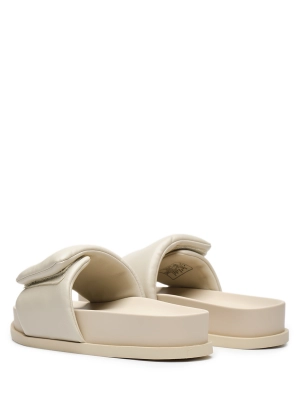 Шлепанцы в молочной цвете на массивной подошве Armani Exchange