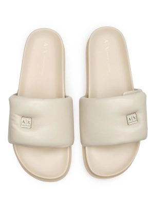 Шлепанцы в молочной цвете на массивной подошве Armani Exchange