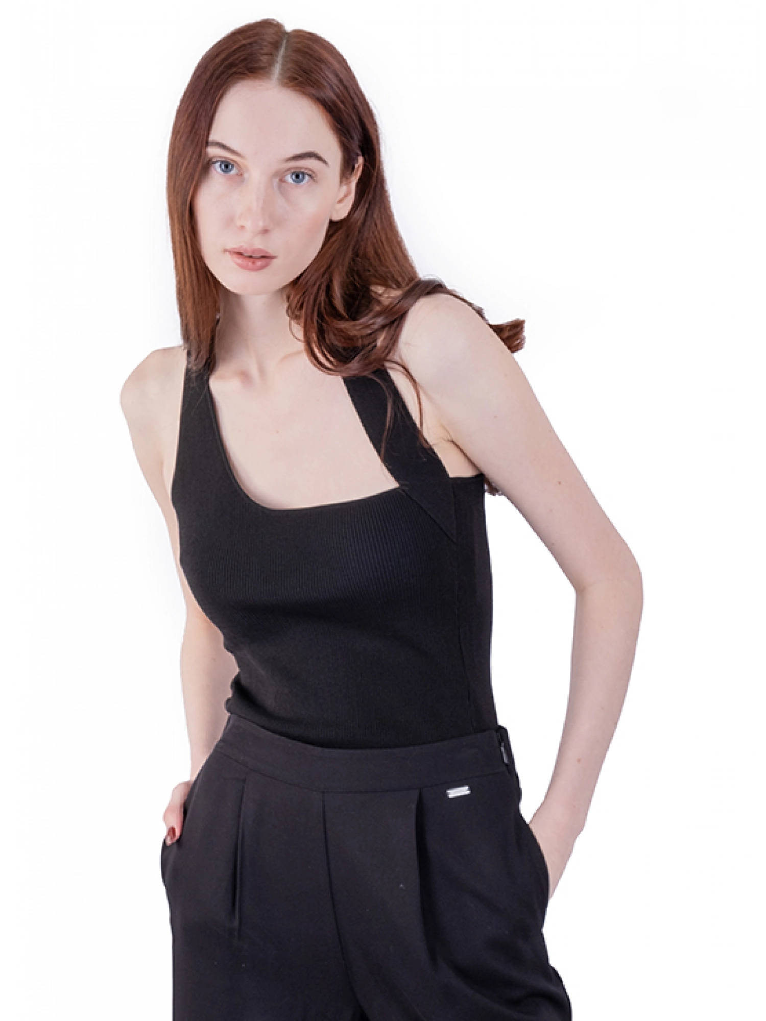 Блуза Patrizia Pepe в черном цвете с ассиметрией на плечах на брителях Блуза Patrizia Pepe в черном цвете с ассиметрией на плечах на брителях