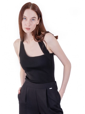 Блуза Patrizia Pepe в черном цвете с ассиметрией на плечах на брителях Блуза Patrizia Pepe в черном цвете с ассиметрией на плечах на брителях